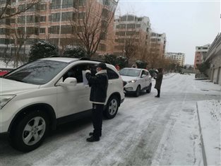 沐鸣2娱乐投资张龙阳、侯杰,天福雅苑卡点执勤.jpg