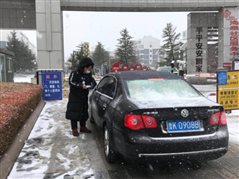 沐鸣2娱乐投资孙建峰同事海泰庄园卡点认真记录车辆及人员信息.jpg
